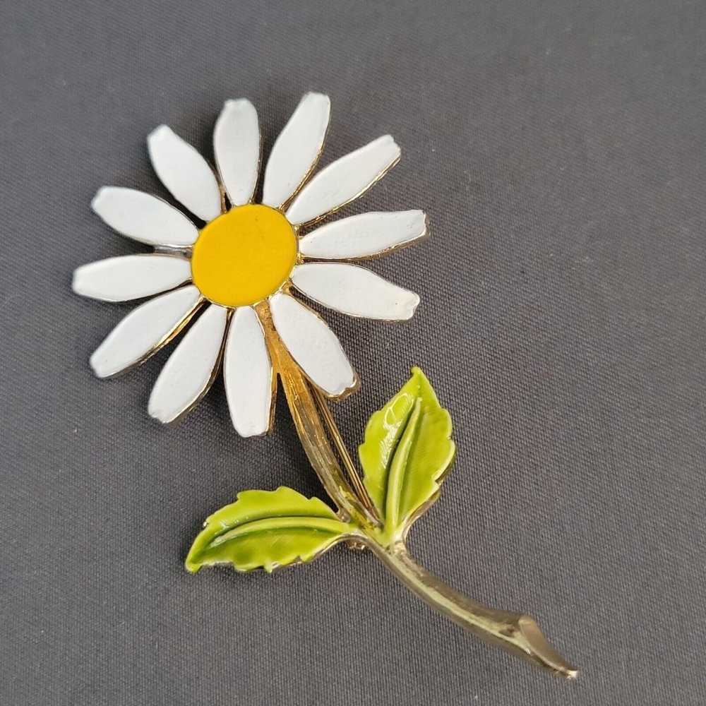 Accessocraft NYC Womens Daisy Flower Enamel Gold Tone Fashion Brooch Pin 2.5 in